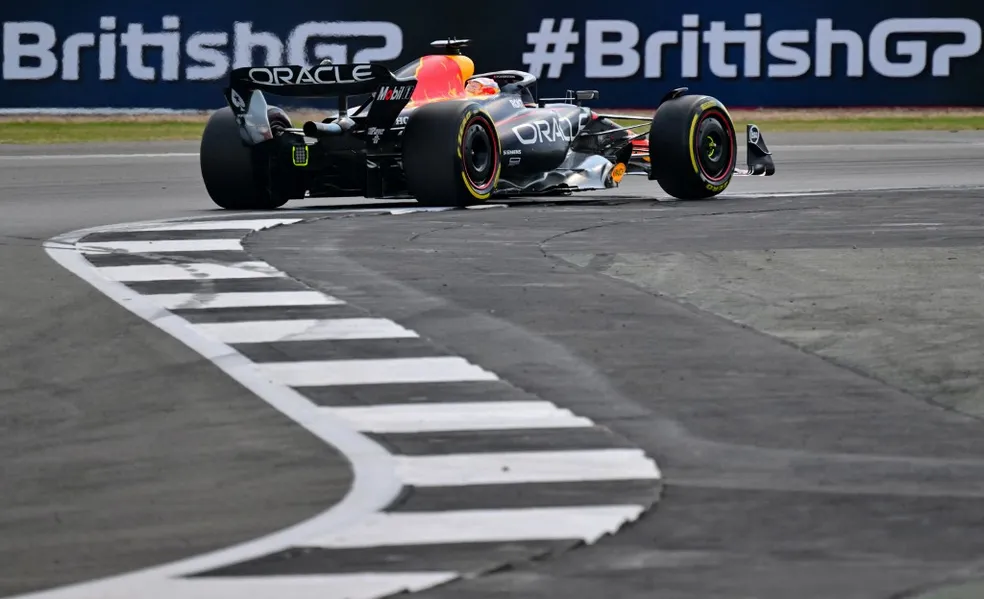 Max Verstappen lidera segundo treino livre do GP da Inglaterra de F1 em 2023 — Foto: ANDREJ ISAKOVIC / AFP