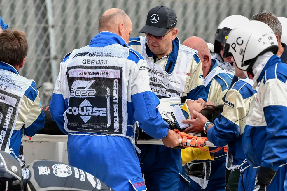 Guanyu Zhou é resgatado de maca após acidente na largada do GP da Inglaterra da F1 em 2022 — Foto: Vince Mignott/MB Media/Getty Images