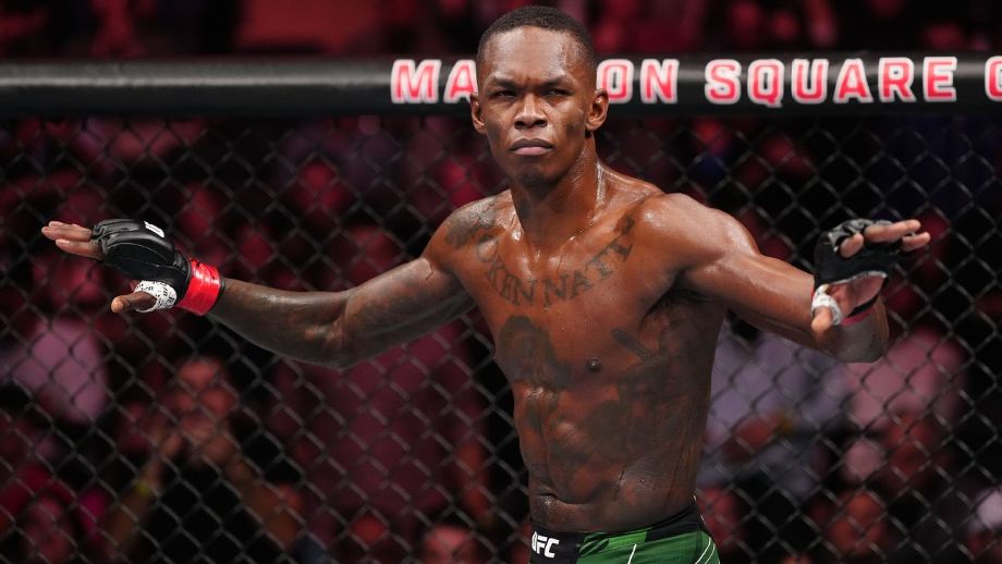 Israel Adesanya durante luta contra Alex Poatan no UFC 281, em novembro de 2022 Jeff Bottari/Zuffa LLC/Getty Images